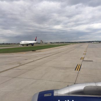 JetBlue - Delta 777 Getting towed - Airlines Near Me - Boston, Massachusetts JetBlue - Delta 777 Getting towed - Airlines Near Me - Boston, Massachusetts