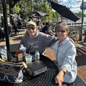 Broken Oar - Outdoor seating - American Near Me - Port Barrington, Illinois