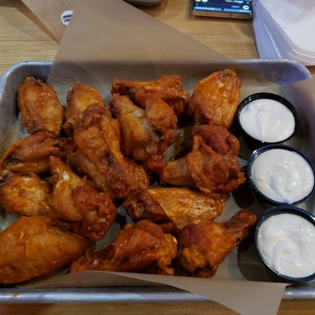 Buffalo Wild Wings - 15 Traditional Wings, Spicy Garlic - American Near Me - Bellevue, Nebraska