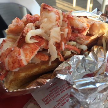 Red's Eats - Lobster roll divine - Seafood Near Me - Wiscasset, Maine