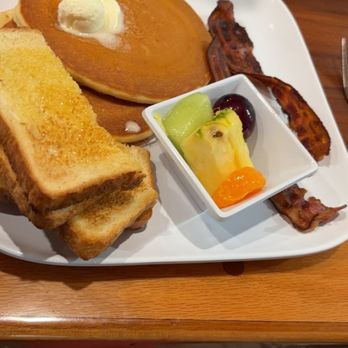 Bj's Restaurant - Kids breakfast. My daughter loves crispy bacon and she said it was cooked perfectly - Breakfast & Brunch Near Me - Wisconsin Dells, Wisconsin