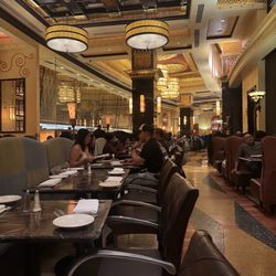 Grand Lux Cafe - Ambiance