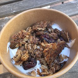Santa Cecilia - Seasonal granola parfait