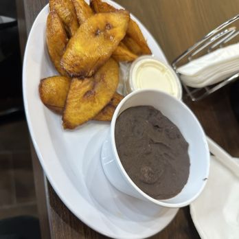 Pupuseria La Esperanza - Plátano frito con crema y frijoles. Splendid - Salvadoran Near Me - Vallejo, California Pupuseria La Esperanza - Plátano frito con crema y frijoles. Splendid - Salvadoran Near Me - Vallejo, California