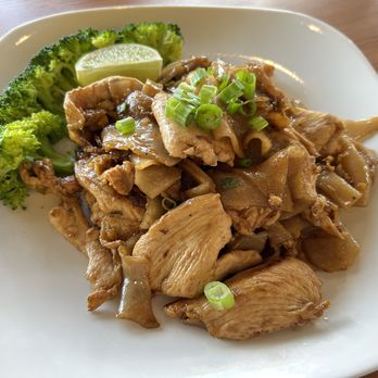 I Am Thai Cuisine - Kuitiao Khua Kai (chicken flat rice noodles) - Thai Near Me - Elmhurst, Illinois I Am Thai Cuisine - Kuitiao Khua Kai (chicken flat rice noodles) - Thai Near Me - Elmhurst, Illinois