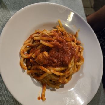 Antica Trattoria Papei - Spaghetti with tomato sauce and garlic - Tuscan Near Me - Siena, SI Antica Trattoria Papei - Spaghetti with tomato sauce and garlic - Tuscan Near Me - Siena, SI