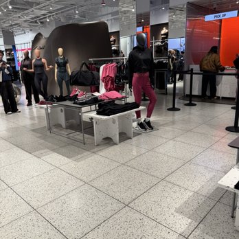 Nike Santa Monica - Sports Wear Near Me - Santa Monica, California