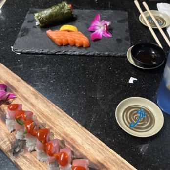 Tang's Sushi - Volcano roll, salmon sashimi and spicy tuna handroll - Sushi Bars Near Me - Roseville, California