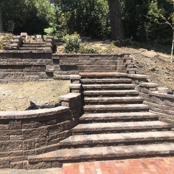 Vazquez Landscaping - steps leading up to a retaining wall - Landscaping Near Me Vazquez Landscaping - steps leading up to a retaining wall - Landscaping Near Me