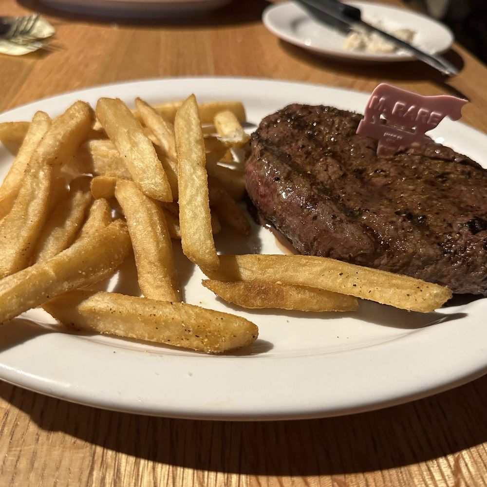 Cattleman's Roadhouse - 10oz Sirloin - American Near Me - New Albany, Indiana
