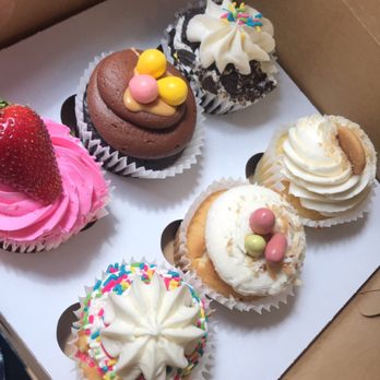 Cupcrazed Cakery - oreo, banana pudding, reeses, coconut creme, triple strawberry, confetti/sprinkles - Bakeries Near Me - Fort Mill, South Carolina