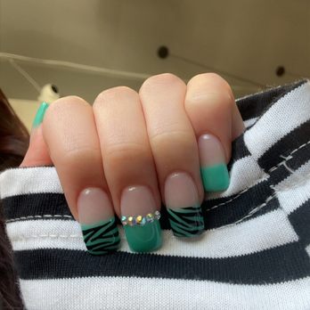 Lux Nail Bar - Nail Salons Near Me - Gresham, Oregon