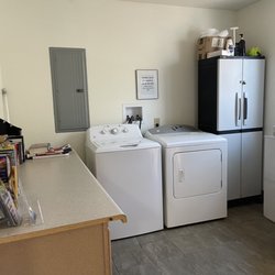Grumpy Bear Campground & RV Park - Laundry room, mini loaner library!