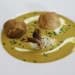 Ma Maison - Bisque de crustacés et profiteroles à la chair de crabe Crédit Photos "Chantal Descazeaux"