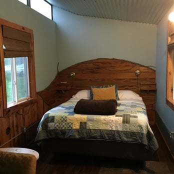 Small B&B Café - Woodshed bedroom - Cafes Near Me - Pittsboro, North Carolina Small B&B Café - Woodshed bedroom - Cafes Near Me - Pittsboro, North Carolina