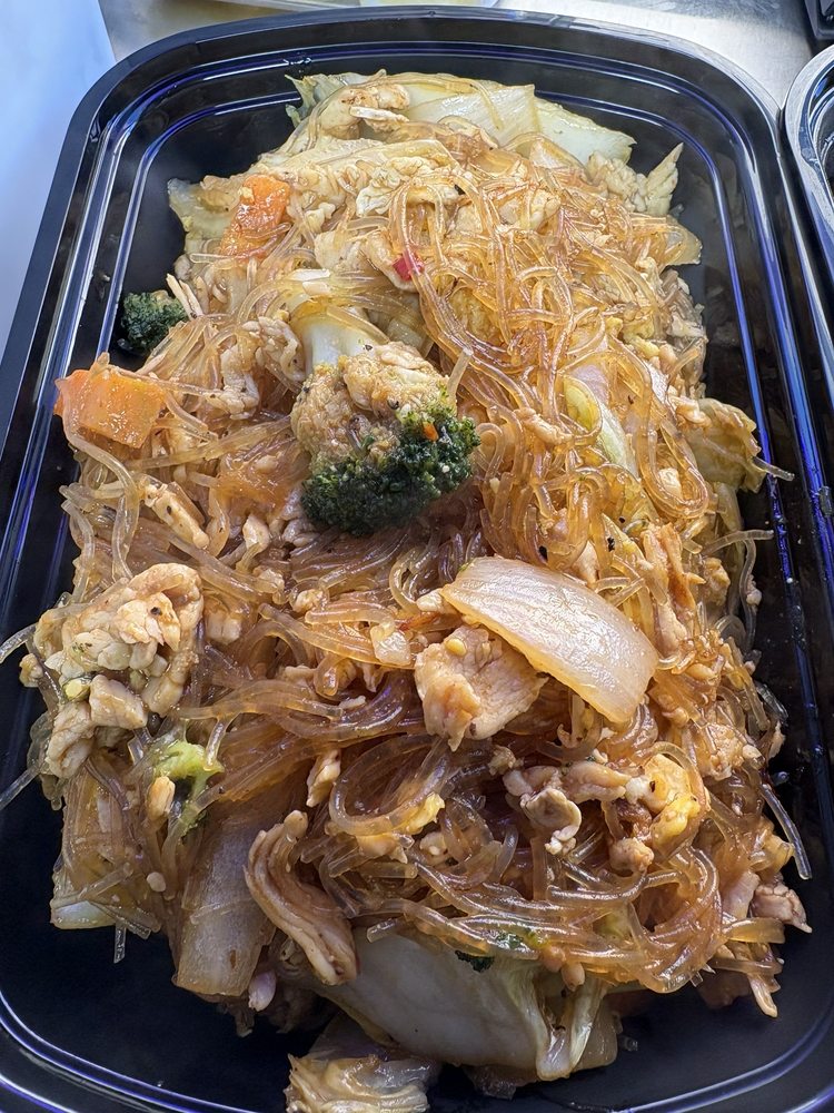 Yummy Thai Logo