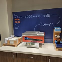 Holiday Inn Express & Suites Ottawa - Pancake station