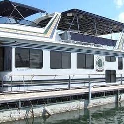 Lacey's Narrows Marina - Renal houseboats! 6 bedrooms!