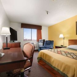 Super 8 by Wyndham Brookville - Standard Queen Bed Room
