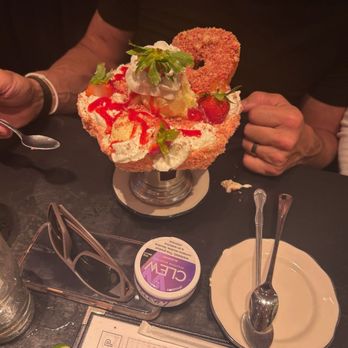 Black Tap - Scrumptious Strawberry ice cream dessert - Burgers Near Me - Nashville, Tennessee Black Tap - Scrumptious Strawberry ice cream dessert - Burgers Near Me - Nashville, Tennessee