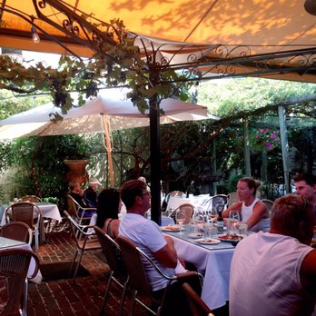 Della Santina's - Love the cute patio - Italian Near Me - Sonoma, California