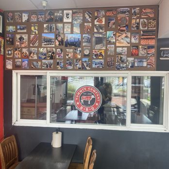 Tommy's BBQ - Inside Decorations, window to look at the Preparation of orders! - Barbeque Near Me - Hercules, California