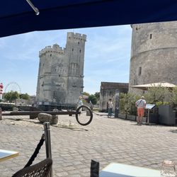 Iseo - Bistro de la mer - The two towers guarding the port of La Rochelle