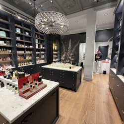 Ministry Of Scent - The empty store, a rare sight!