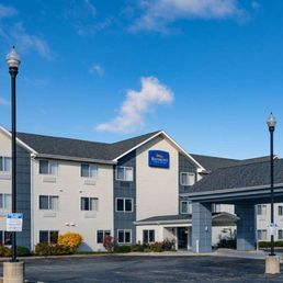 Exterior photo of Baymont by Wyndham Gurnee - Gurnee, Illinois Exterior photo of Baymont by Wyndham Gurnee - Gurnee, Illinois