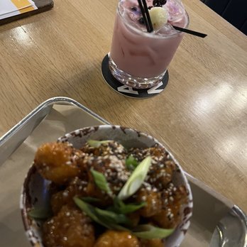 Avenue American Bistro - General Tso's Cauliflower & Kon-Tiki Cocktail - Sports Bars Near Me - Wayne, Michigan