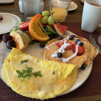 2W Lake - Mediterranean omelet and pancakes with local maple syrup. - Bed & Breakfast Near Me - Skaneateles, New York
