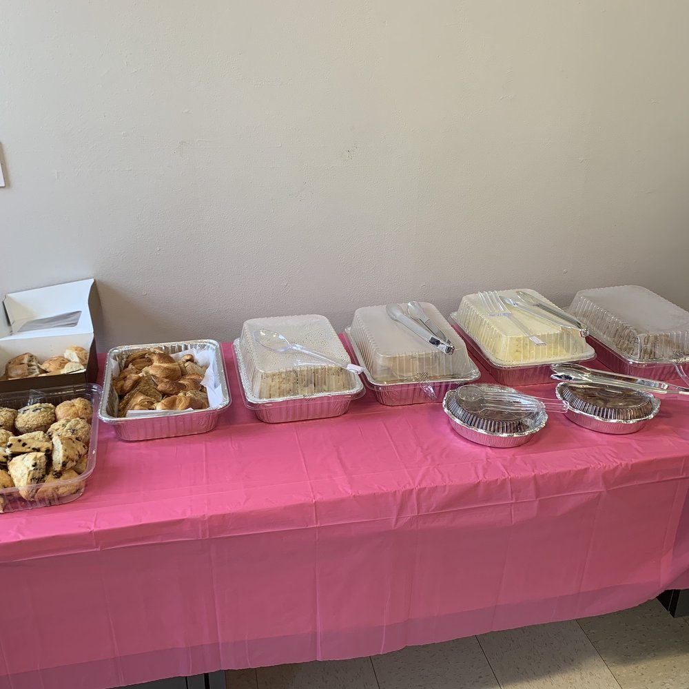 Scrambled eggs, toasted bread & bagels, muffins, croissants, scones, pancakes, turkey bacon, pork bacon, fruits and hash potatoes. Scrambled eggs, toasted bread & bagels, muffins, croissants, scones, pancakes, turkey bacon, pork bacon, fruits and hash potatoes.
