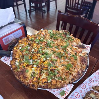 Curry Pizza House San Ramon - Half Chili paneer, half chicken tikka pizza - Pizza Near Me - San Ramon, California