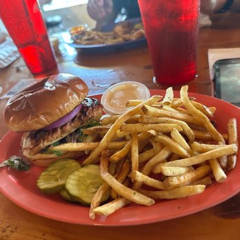 Herbie's Bar and Chowder House - Chicken sandwich - Bars Near Me - Marathon, Florida