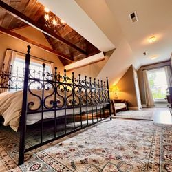 The NuWray Hotel - Room 23, The Daniel Boone VI Room