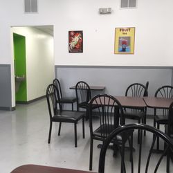 GGs Chicken & Waffles - Dining area