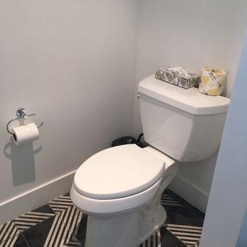 Bellanca Hotel - Toilet in room 109 - Hotels Near Me - Avalon, California