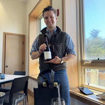 Sonoma Coast Vineyards - Spencer with the knowledge and expertise in wine - Wine Tasting Room Near Me - Bodega Bay, California Sonoma Coast Vineyards - Spencer with the knowledge and expertise in wine - Wine Tasting Room Near Me - Bodega Bay, California
