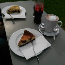 Das Gartencafé - Draußen sitzen mit Kakao, Cola, Zupf- und Kirschkuchen