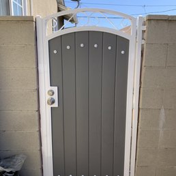 Side entrance gate
