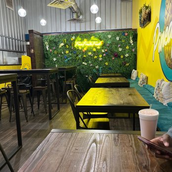 Pineappetit - the interior of a restaurant - Chicken Wings Near Me - Tallahassee, Florida