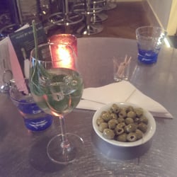 Brasserie Jansen - Een glas Hugo met gemarineerde olijven. (Die marinade was wat minder geslaagd)