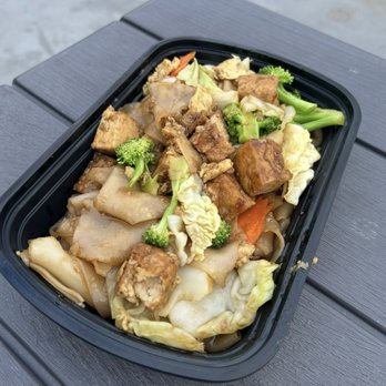 Dee Dee Thai Fusion - Tofu Pad See Ew - Noodles Near Me - Astoria, Oregon Dee Dee Thai Fusion - Tofu Pad See Ew - Noodles Near Me - Astoria, Oregon