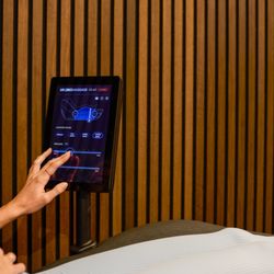 R Spa - Hydromassage bed. Targeted water pressure, full-body relief.