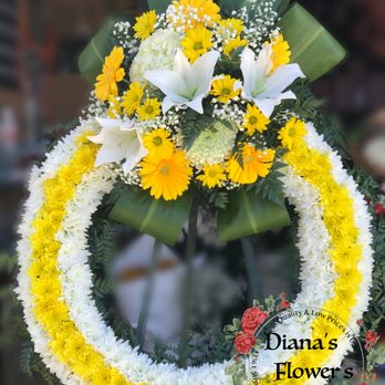 Diana's Flowers - Med. Size wreath - Floral Designers Near Me - Oxnard, California