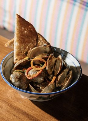 Tipsy Thaiger by null