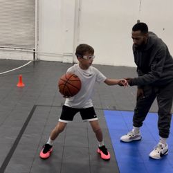 Hoopskills Factory - Coach Nate training to keep the ball high.
