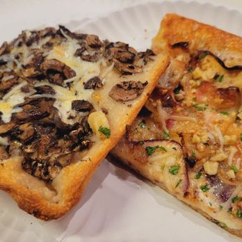 Williamsburg Pizza - Apple bacon slice and mushroom slice - both delicious - Pizza Near Me - New York, New York Williamsburg Pizza - Apple bacon slice and mushroom slice - both delicious - Pizza Near Me - New York, New York