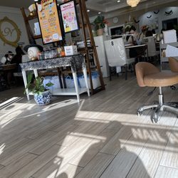 Queenie's Nail Spa - Entrance with treats