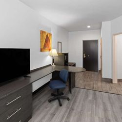 Days Inn & Suites by Wyndham Lubbock Medical Center - Guest room